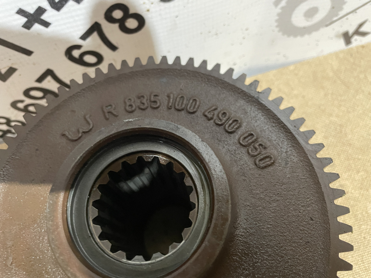 Valtra S354 Massey 8480 - skrzynia biegów - koło zębate pompy oleju R835100490030 - Převodovka pro Zemědělská technika: obrázek 1 Valtra S354 Massey 8480 - skrzynia biegów - koło zębate pompy oleju R835100490030 - Převodovka pro Zemědělská technika: obrázek 1