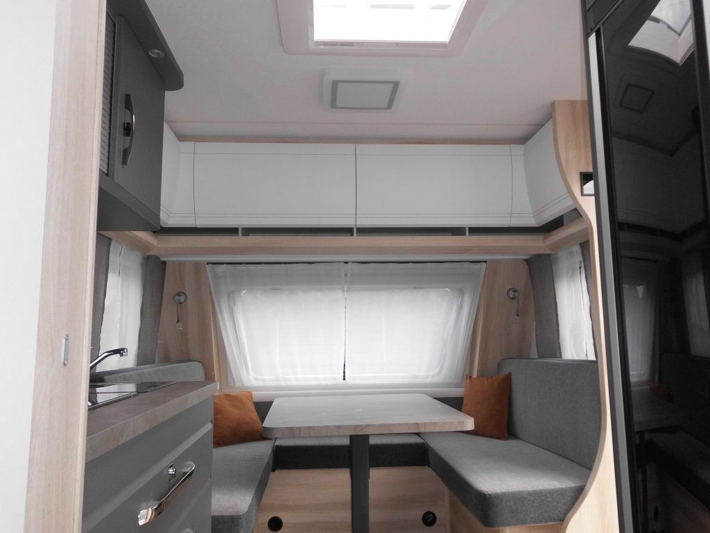 Hobby De Luxe 495 WFB 2026 AUTARK Ambiente 1800kg.++ - Karavan: obrázek 4 Hobby De Luxe 495 WFB 2026 AUTARK Ambiente 1800kg.++ - Karavan: obrázek 4