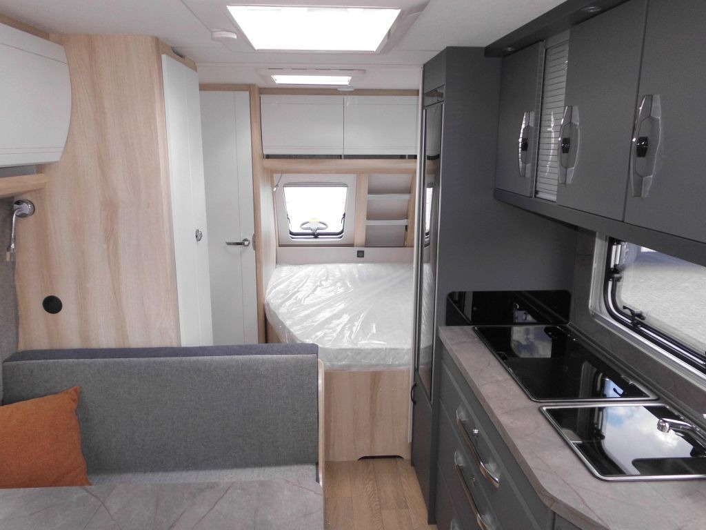 Karavan Hobby De Luxe 540 KMFe 2026 GARAGE AUTARK 1800kg.: obrázek 11 Karavan Hobby De Luxe 540 KMFe 2026 GARAGE AUTARK 1800kg.: obrázek 11