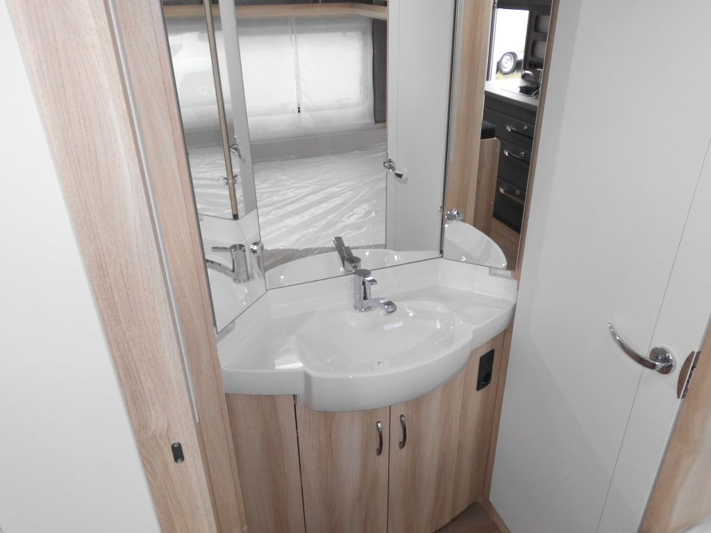 Karavan Hobby De Luxe 540 KMFe 2026 GARAGE AUTARK 1800kg.: obrázek 14 Karavan Hobby De Luxe 540 KMFe 2026 GARAGE AUTARK 1800kg.: obrázek 14