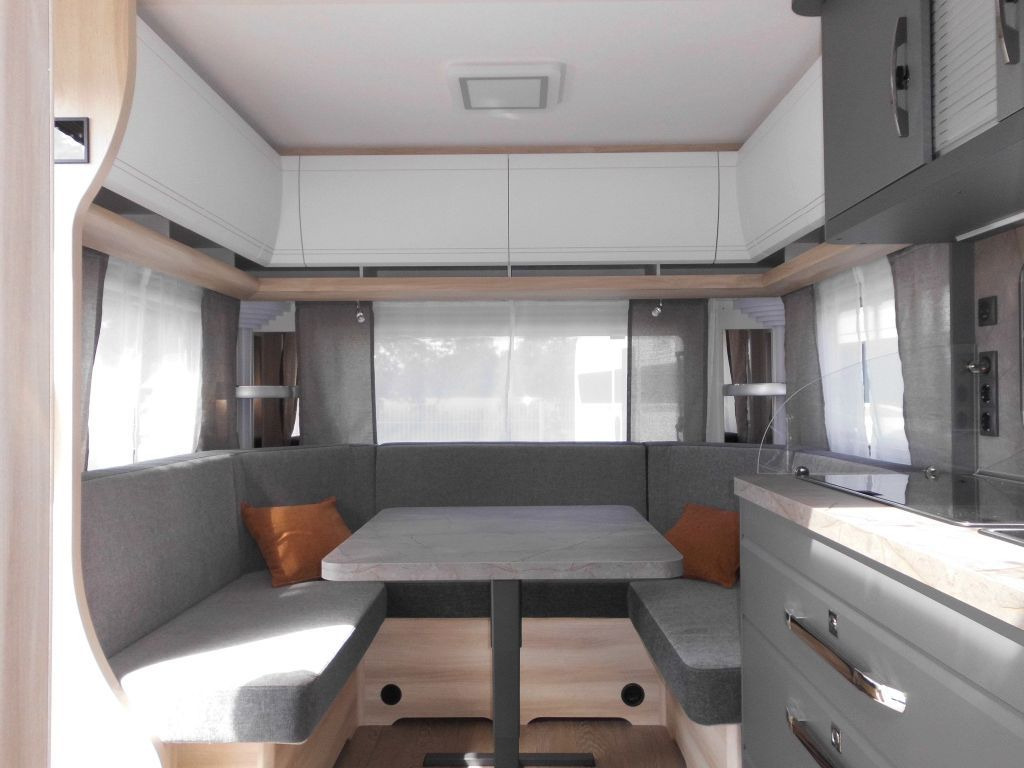 Hobby De Luxe 540 UL 2026 AUTARK AMBIENTE ROLLROST - Karavan: obrázek 1 Hobby De Luxe 540 UL 2026 AUTARK AMBIENTE ROLLROST - Karavan: obrázek 1