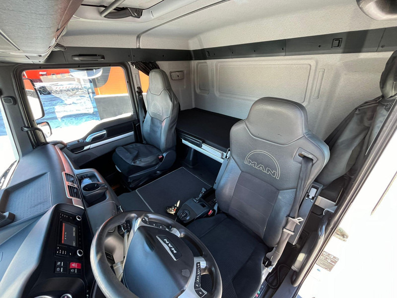 Interior photo 1: Nákladní automobil valníkový/ Plošinový, Auto s hydraulickou rukou MAN TGL 8.220 4x2 HMF 340 K2 / PLATFORM L=4147 mm