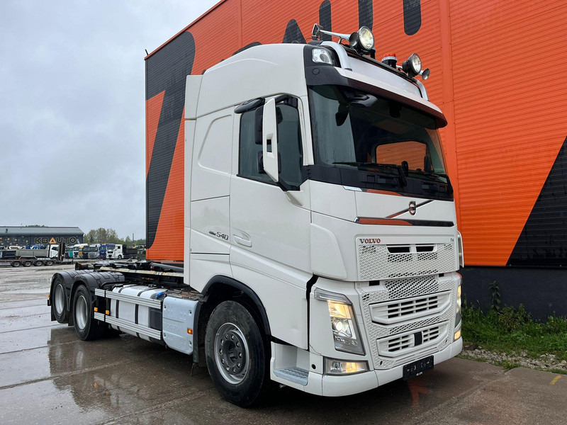 Volvo FH 540 6x4 HIAB 21 ton / L=5600 mm / RETARDER / TANDEM AXLE LIFT - Hákový nosič kontejnerů: obrázek 4 Volvo FH 540 6x4 HIAB 21 ton / L=5600 mm / RETARDER / TANDEM AXLE LIFT - Hákový nosič kontejnerů: obrázek 4