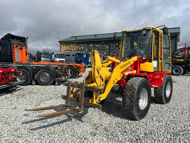 Volvo L 30 B-Z/X 4x4 AC / QUICK COUPLER / BUCKET + FORKS - Kolový nakladač: obrázek 2 Volvo L 30 B-Z/X 4x4 AC / QUICK COUPLER / BUCKET + FORKS - Kolový nakladač: obrázek 2