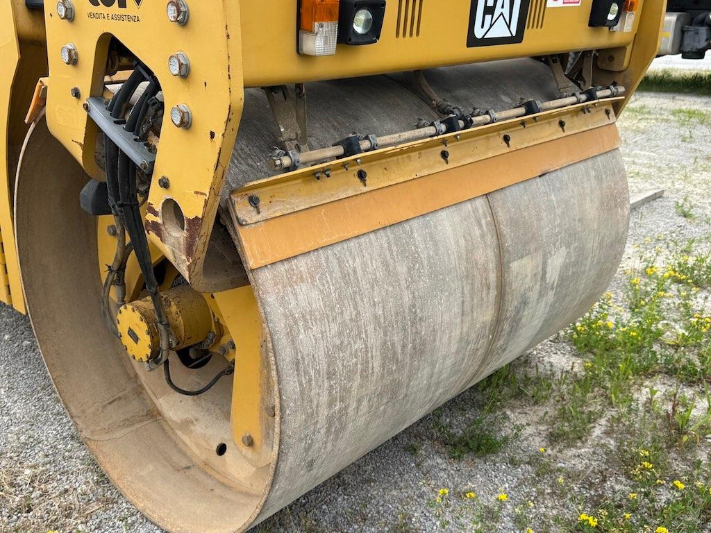 Silniční válec Caterpillar CD54B: obrázek 12