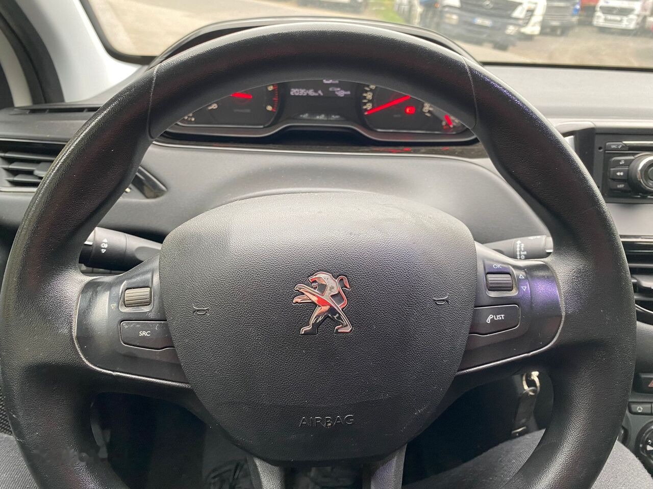 Hatchback Peugeot 208: obrázek 10