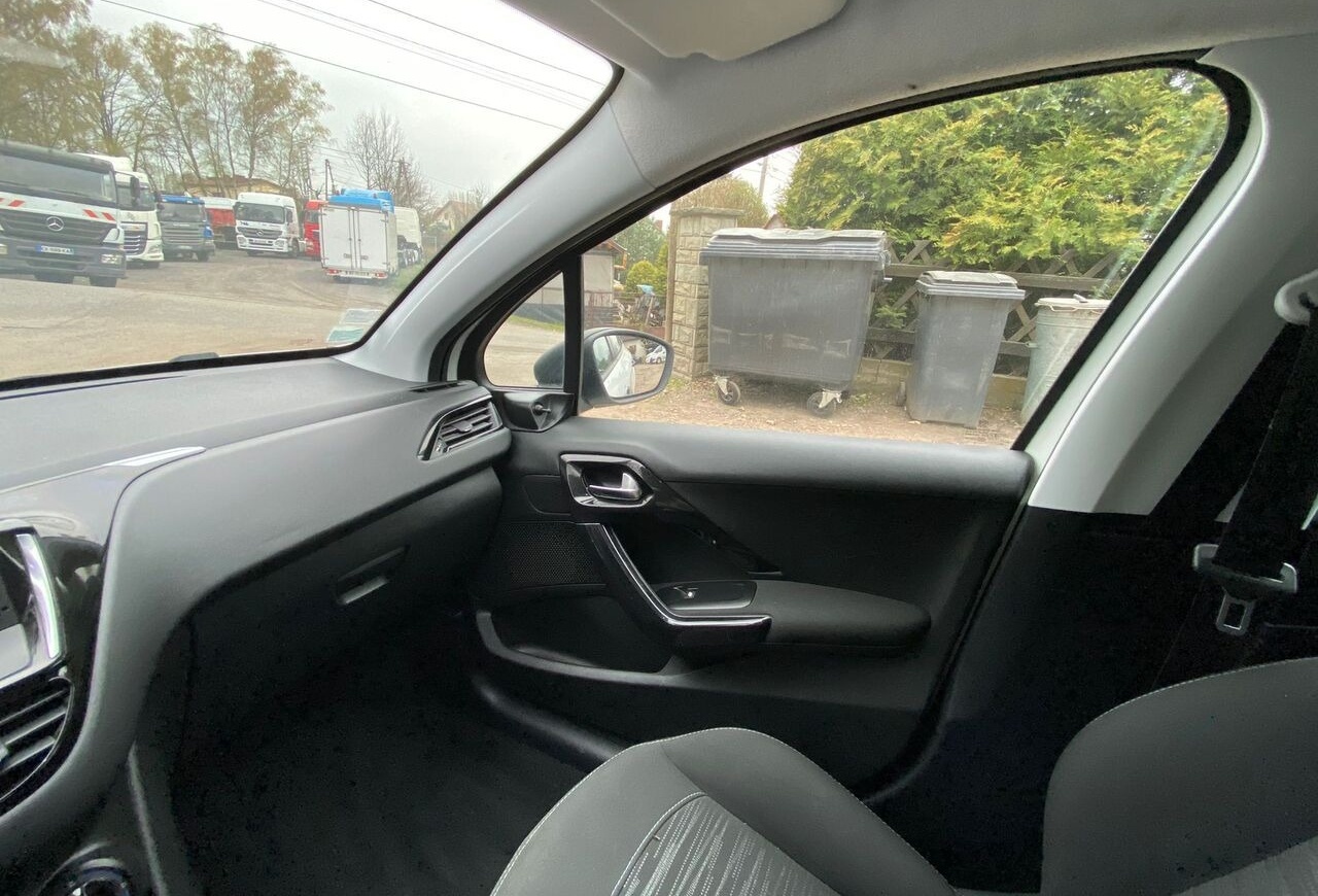 Hatchback Peugeot 208: obrázek 16