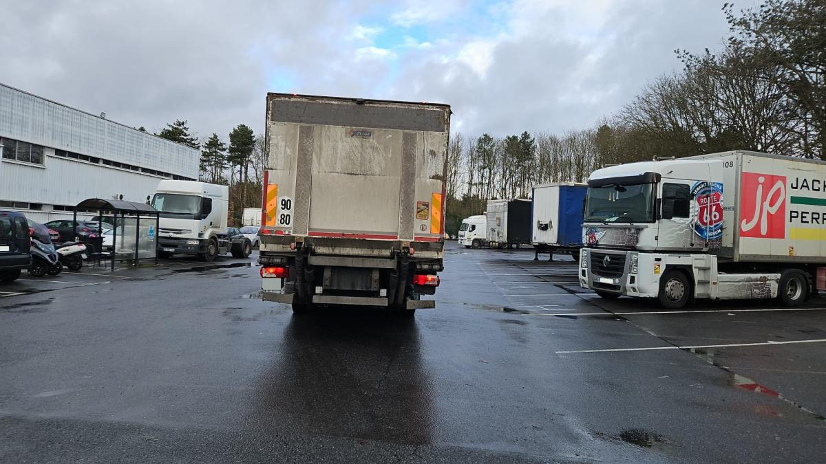 Scania P 370 - Chladírenský nákladní automobil: obrázek 4 Scania P 370 - Chladírenský nákladní automobil: obrázek 4