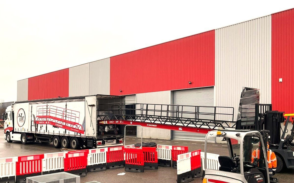 **RENTAL** Loading Ramp with with hydraulic tilting bridge - AZ RAMP - STAR- 8T. 8 ton capacity - Nájezdová rampa: obrázek 3 **RENTAL** Loading Ramp with with hydraulic tilting bridge - AZ RAMP - STAR- 8T. 8 ton capacity - Nájezdová rampa: obrázek 3