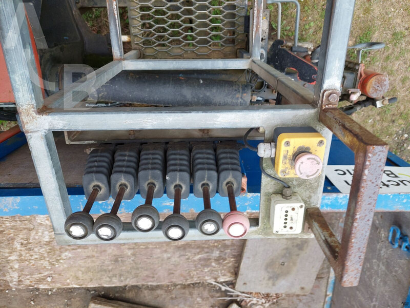 Nákladní automobil valníkový/ Plošinový, Auto s hydraulickou rukou Iveco 180E18: obrázek 17