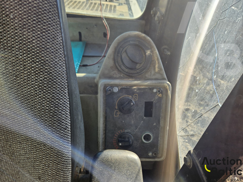 Pásové rýpadlo JCB JS 130: obrázek 9
