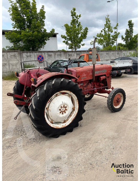 MCCORMICK International Farmall D-324 - Traktor: obrázek 3 MCCORMICK International Farmall D-324 - Traktor: obrázek 3