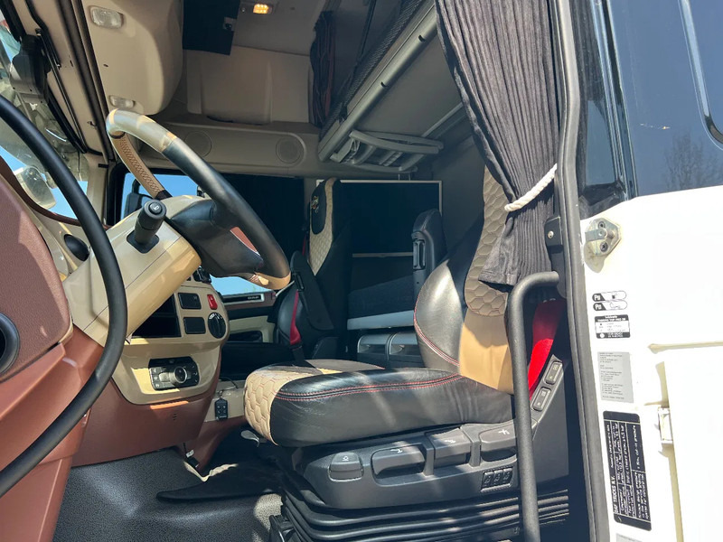 Tahač DAF XF 530 MARTINI RACING XF530 full options: obrázek 17