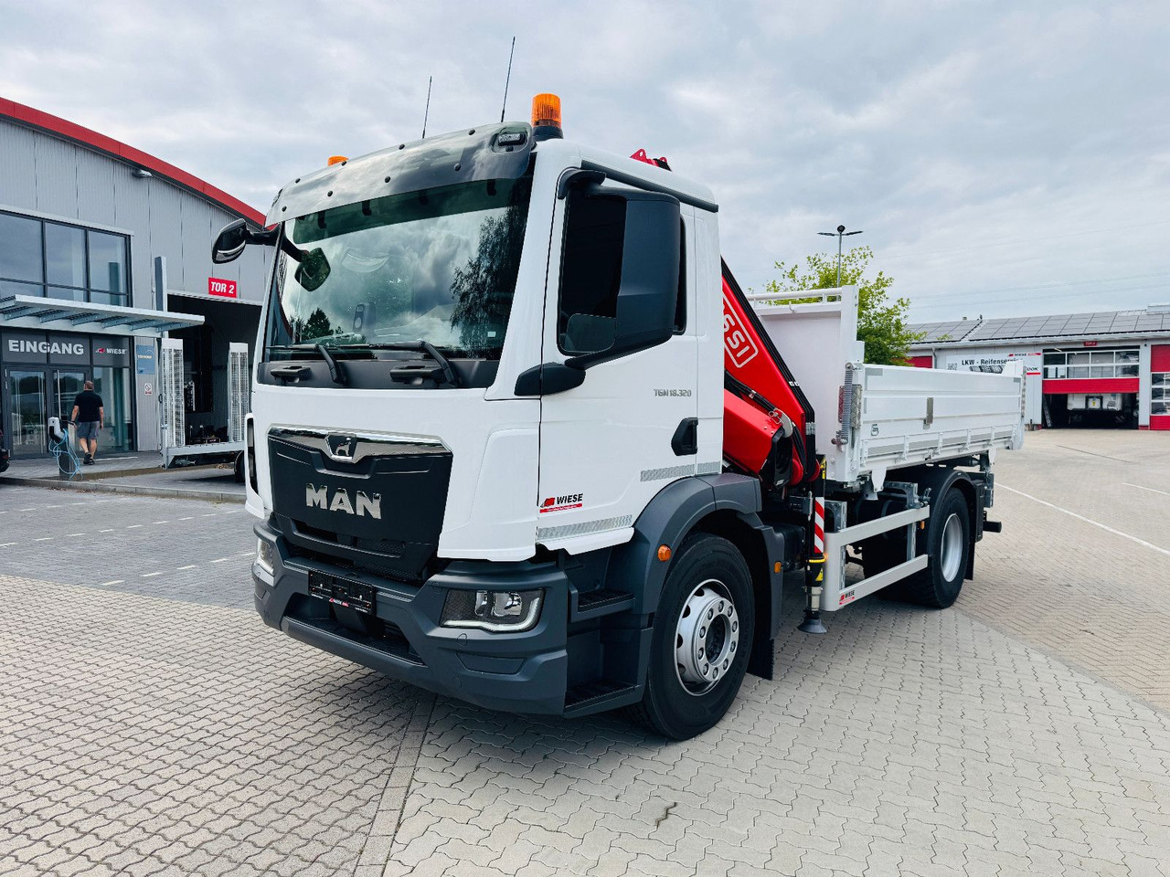 MAN 18.320 4x2 mit Fassi Ladekran Sofort Verfügbar - Sklápěč, Auto s hydraulickou rukou: obrázek 1 MAN 18.320 4x2 mit Fassi Ladekran Sofort Verfügbar - Sklápěč, Auto s hydraulickou rukou: obrázek 1