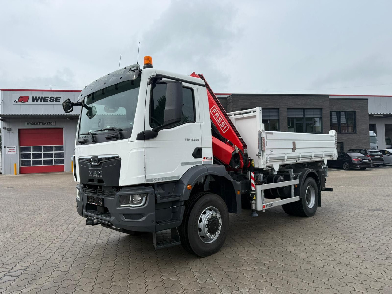 MAN 18.320 4x4 mit Fassi Ladekran Sofort Verfügbar - Sklápěč, Auto s hydraulickou rukou: obrázek 1 MAN 18.320 4x4 mit Fassi Ladekran Sofort Verfügbar - Sklápěč, Auto s hydraulickou rukou: obrázek 1