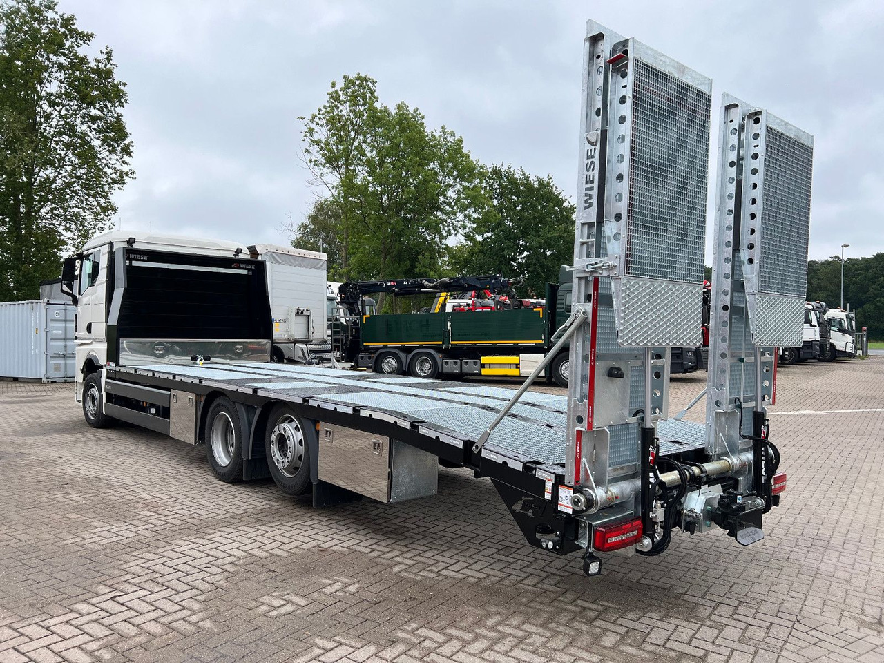 MAN Baumaschinen-  Arbeitsbühnentransporter Rampen - Odtahovka: obrázek 1 MAN Baumaschinen-  Arbeitsbühnentransporter Rampen - Odtahovka: obrázek 1