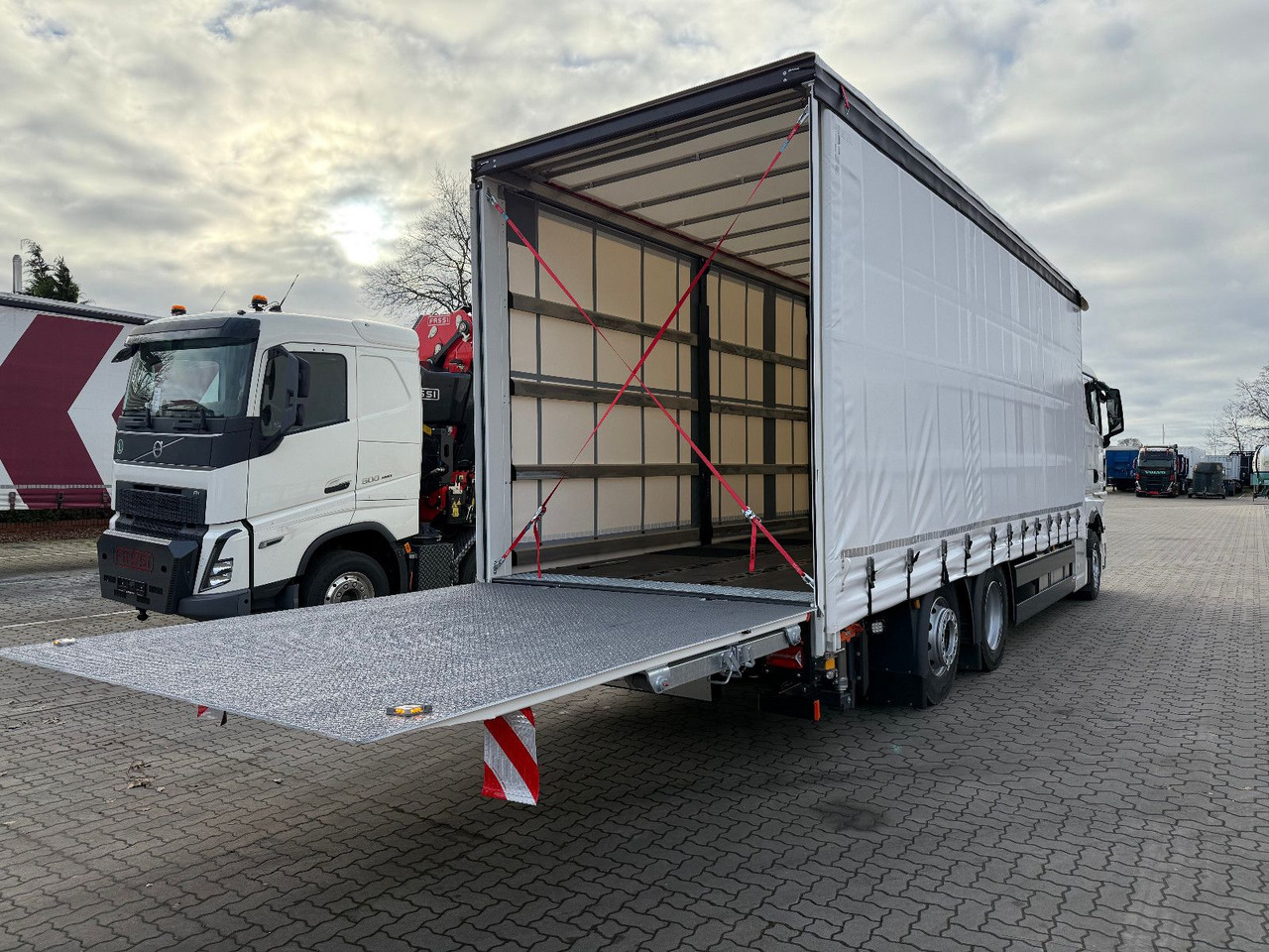 MAN TGX 26.440 6x2 LL Schwerlast Ladebordwand/Rampe - Plachtový nákladní auto: obrázek 3 MAN TGX 26.440 6x2 LL Schwerlast Ladebordwand/Rampe - Plachtový nákladní auto: obrázek 3