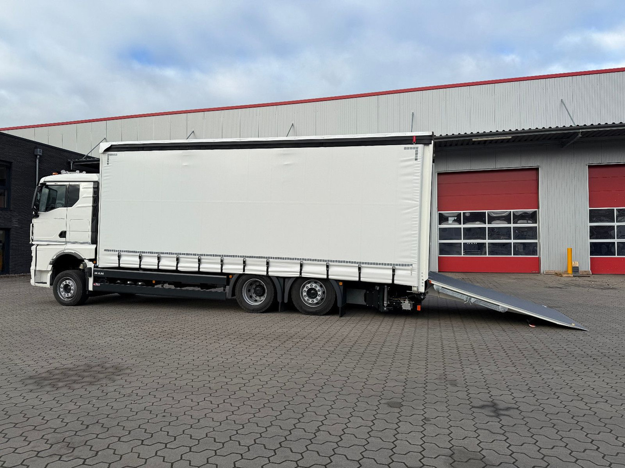 MAN TGX 26.440 6x2 LL Schwerlast Ladebordwand/Rampe - Plachtový nákladní auto: obrázek 2 MAN TGX 26.440 6x2 LL Schwerlast Ladebordwand/Rampe - Plachtový nákladní auto: obrázek 2