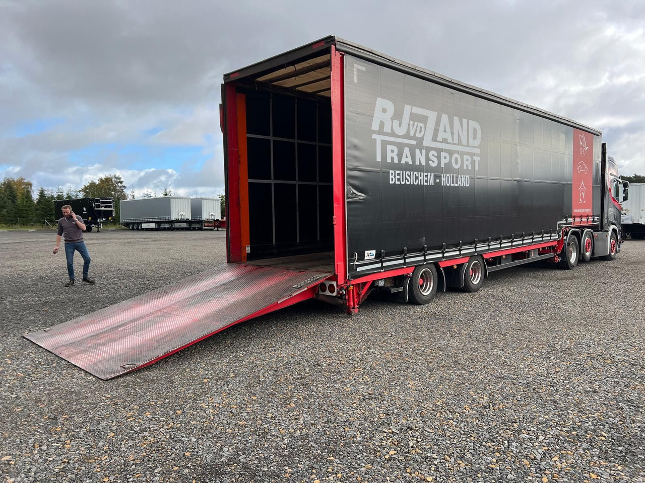Meusburger 2-Achs-Gabelstaplertransporter Rampe Dhollandia - Plachtový návěs: obrázek 5 Meusburger 2-Achs-Gabelstaplertransporter Rampe Dhollandia - Plachtový návěs: obrázek 5