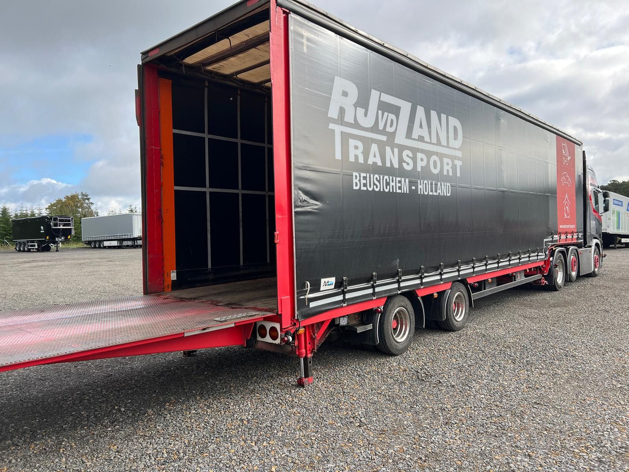 Meusburger 2-Achs-Gabelstaplertransporter Rampe Dhollandia - Plachtový návěs: obrázek 3 Meusburger 2-Achs-Gabelstaplertransporter Rampe Dhollandia - Plachtový návěs: obrázek 3