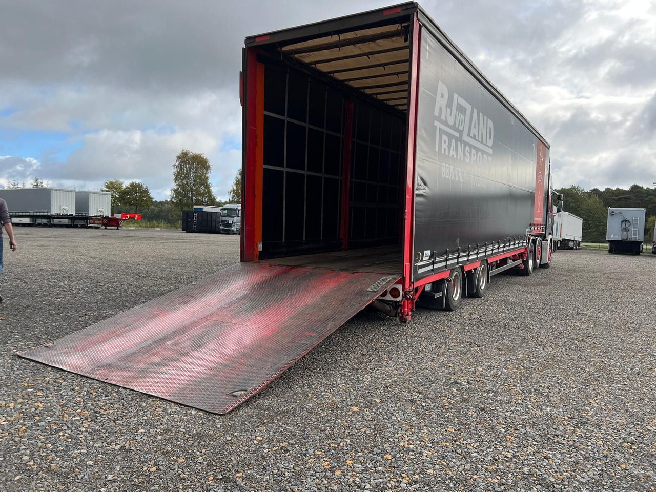 Meusburger 2-Achs-Gabelstaplertransporter Rampe Dhollandia - Plachtový návěs: obrázek 4 Meusburger 2-Achs-Gabelstaplertransporter Rampe Dhollandia - Plachtový návěs: obrázek 4