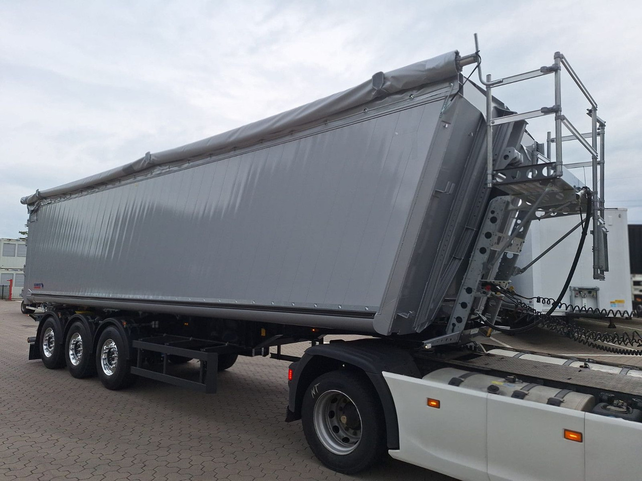 Schmitz Cargobull Kipper 52m³ mit gekröpftem Chassis - Sklápěcí návěs: obrázek 2 Schmitz Cargobull Kipper 52m³ mit gekröpftem Chassis - Sklápěcí návěs: obrázek 2