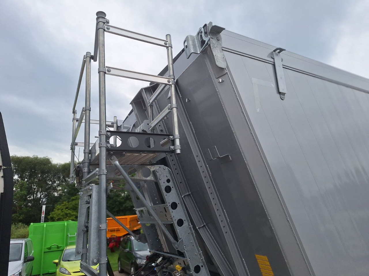 Schmitz Cargobull Kipper 52m³ mit gekröpftem Chassis - Sklápěcí návěs: obrázek 5 Schmitz Cargobull Kipper 52m³ mit gekröpftem Chassis - Sklápěcí návěs: obrázek 5