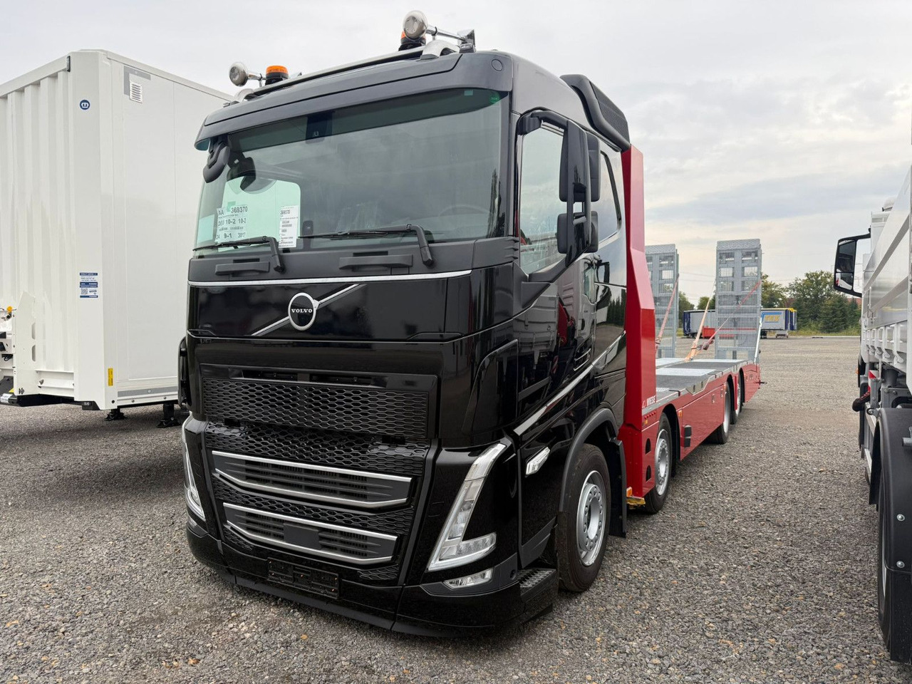 Volvo Arbeitsbühnen Baumaschinentransporter mit Rampen - Nákladní automobil valníkový/ Plošinový: obrázek 2 Volvo Arbeitsbühnen Baumaschinentransporter mit Rampen - Nákladní automobil valníkový/ Plošinový: obrázek 2