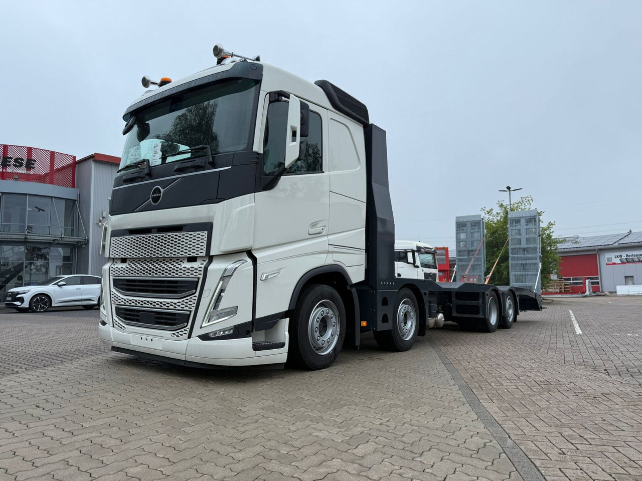 Volvo Arbeitsbühnen Baumaschinentransporter mit Rampen - Odtahovka: obrázek 1 Volvo Arbeitsbühnen Baumaschinentransporter mit Rampen - Odtahovka: obrázek 1