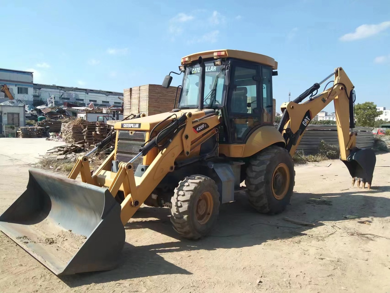 CATERPILLAR 420F - Rýpadlo-nakladač: obrázek 4 CATERPILLAR 420F - Rýpadlo-nakladač: obrázek 4