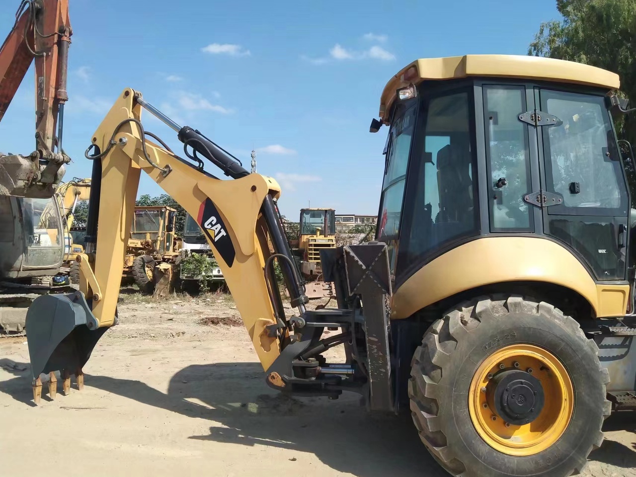 CATERPILLAR 420F - Rýpadlo-nakladač: obrázek 2 CATERPILLAR 420F - Rýpadlo-nakladač: obrázek 2