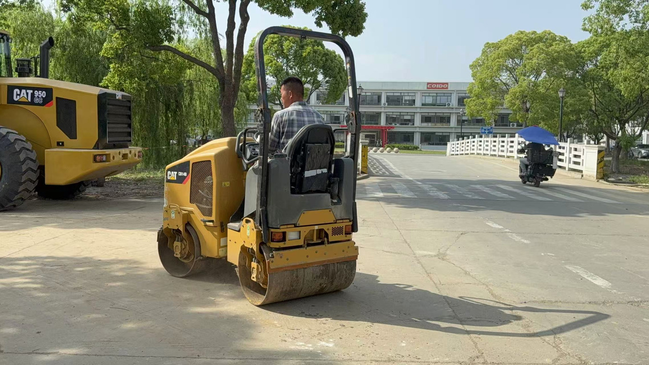 CATERPILLAR CB14B - Válec: obrázek 1 CATERPILLAR CB14B - Válec: obrázek 1