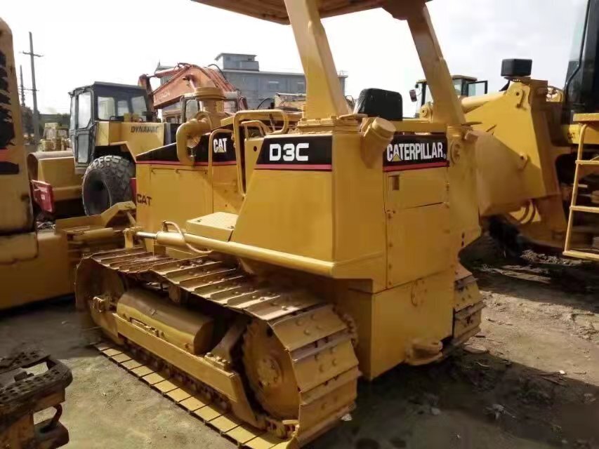 CATERPILLAR D3C - Buldozer: obrázek 1 CATERPILLAR D3C - Buldozer: obrázek 1