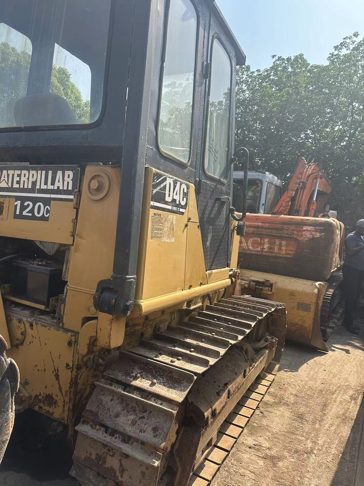 CATERPILLAR D4C - Buldozer: obrázek 3 CATERPILLAR D4C - Buldozer: obrázek 3
