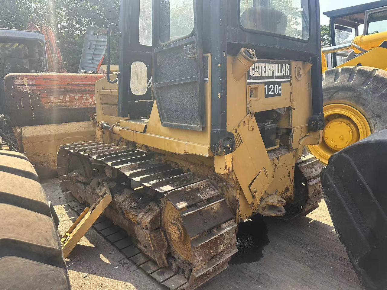 CATERPILLAR D4C - Buldozer: obrázek 2 CATERPILLAR D4C - Buldozer: obrázek 2