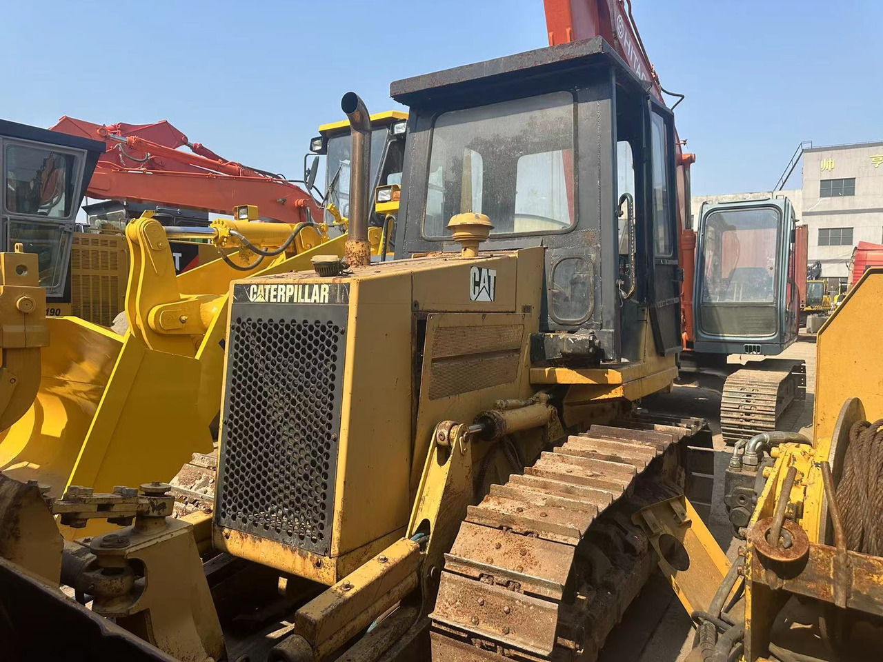 CATERPILLAR D4C - Buldozer: obrázek 2 CATERPILLAR D4C - Buldozer: obrázek 2