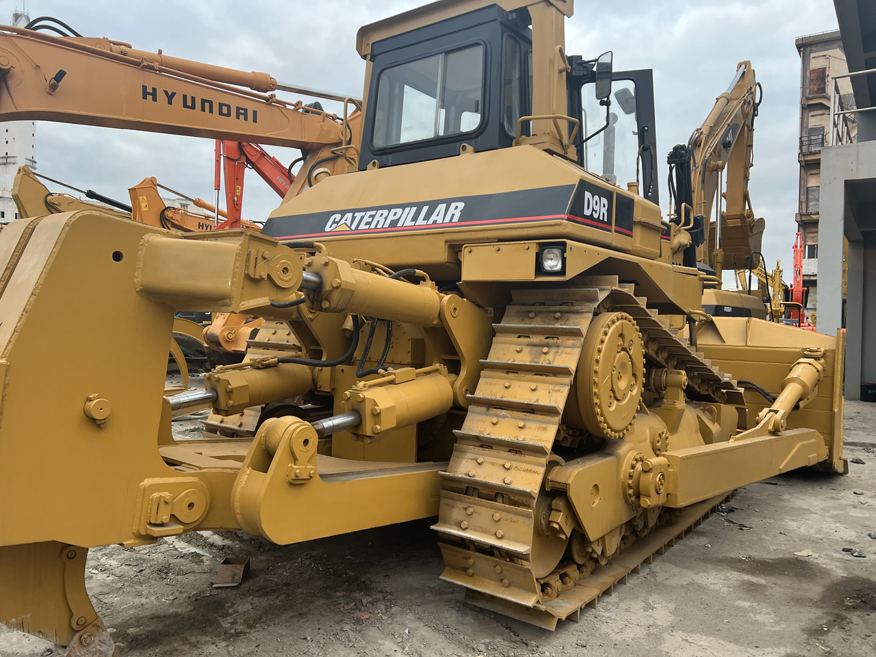 CATERPILLAR D9R - Buldozer: obrázek 1 CATERPILLAR D9R - Buldozer: obrázek 1