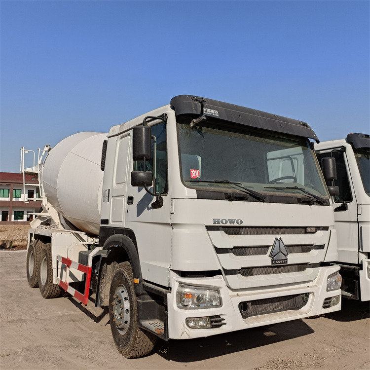 HOWO HOWO-mixer pump truck - Autodomíchávač s čerpadlem: obrázek 1 HOWO HOWO-mixer pump truck - Autodomíchávač s čerpadlem: obrázek 1