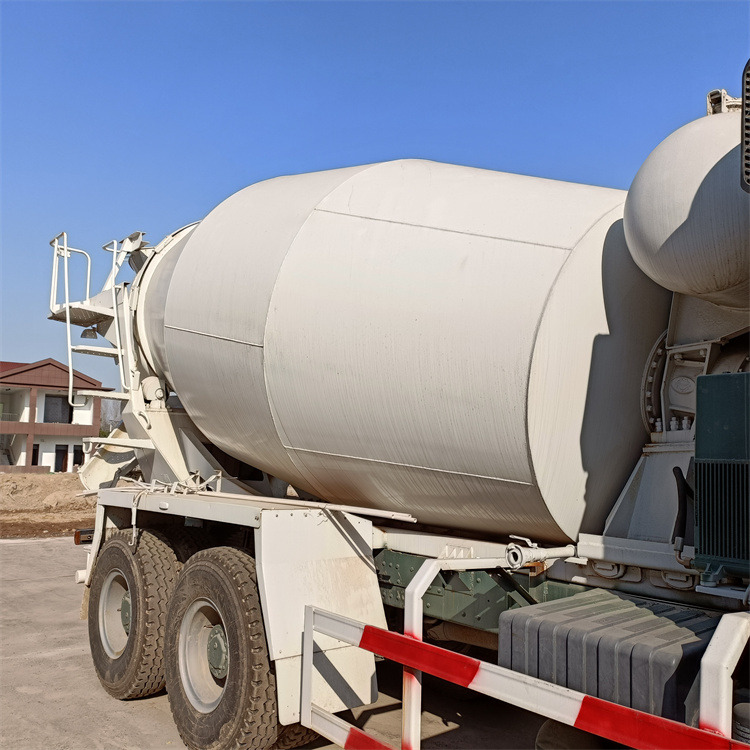 HOWO HOWO-white mixer pump truck - Autodomíchávač s čerpadlem: obrázek 3 HOWO HOWO-white mixer pump truck - Autodomíchávač s čerpadlem: obrázek 3
