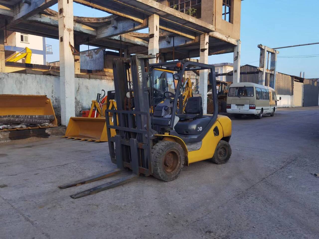 KOMATSU FD30 - Nůžková plošina: obrázek 1 KOMATSU FD30 - Nůžková plošina: obrázek 1