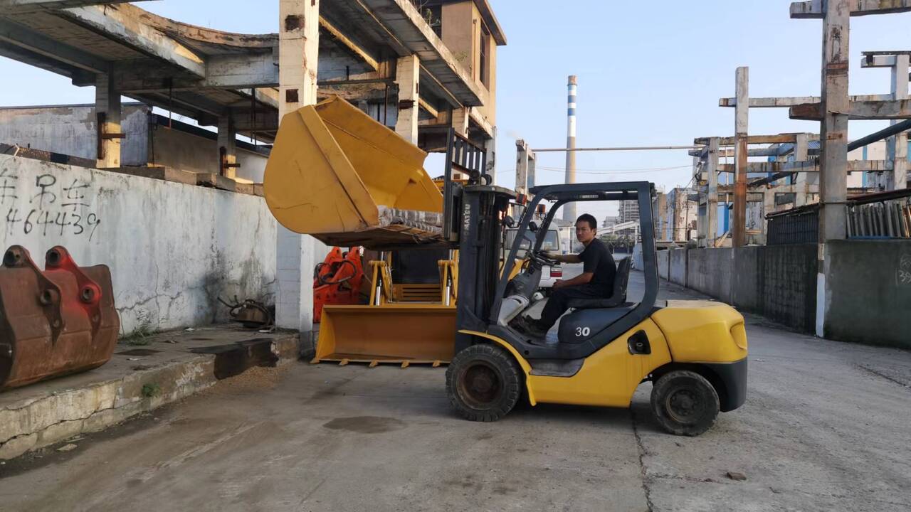 KOMATSU FD30 - Nůžková plošina: obrázek 4 KOMATSU FD30 - Nůžková plošina: obrázek 4