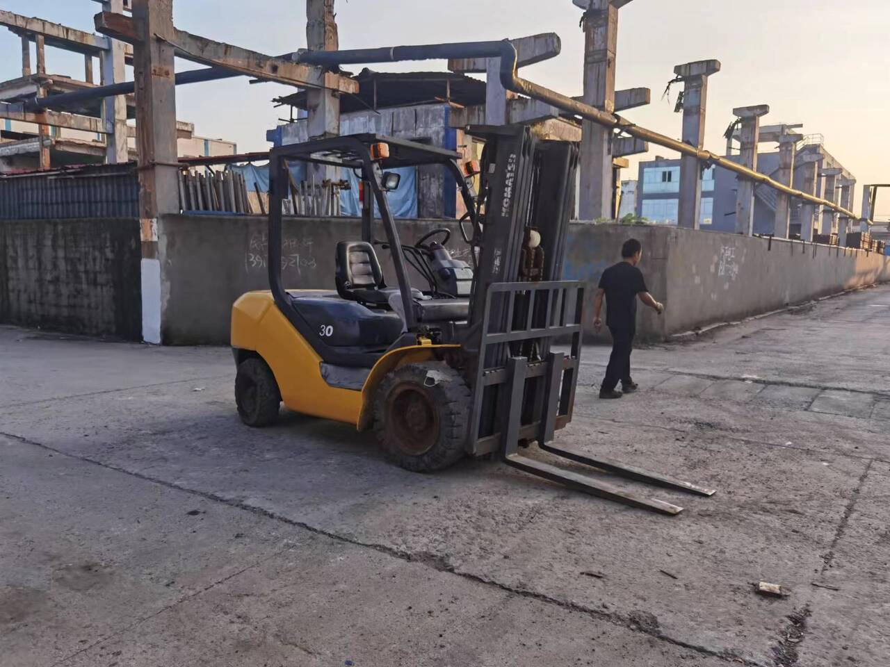 KOMATSU FD30 - Nůžková plošina: obrázek 3 KOMATSU FD30 - Nůžková plošina: obrázek 3