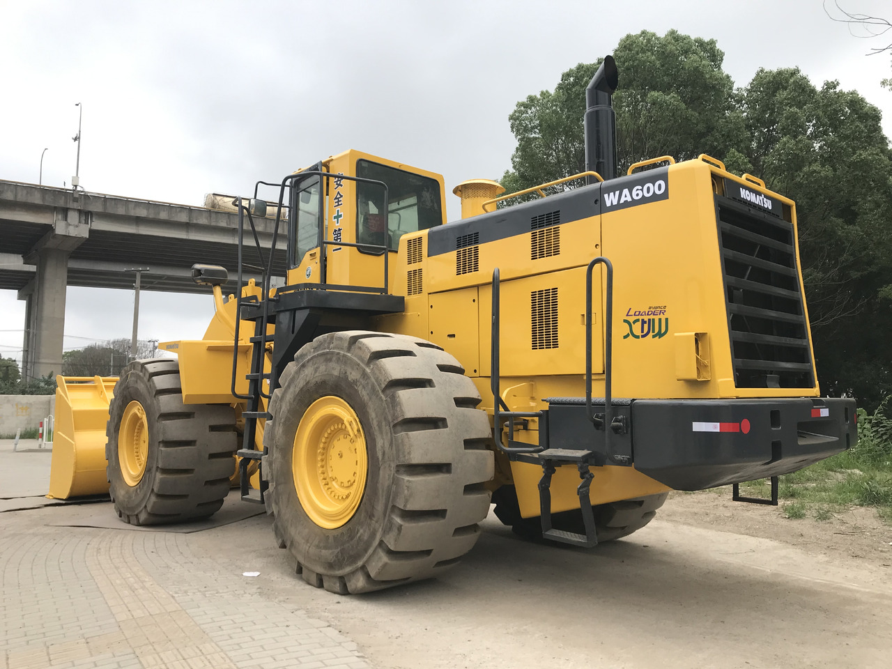 KOMATSU WA600-3 - Kolový nakladač: obrázek 2 KOMATSU WA600-3 - Kolový nakladač: obrázek 2