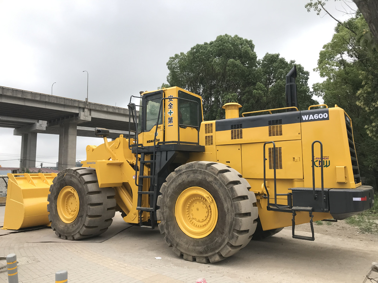 KOMATSU WA600-3 - Kolový nakladač: obrázek 4 KOMATSU WA600-3 - Kolový nakladač: obrázek 4