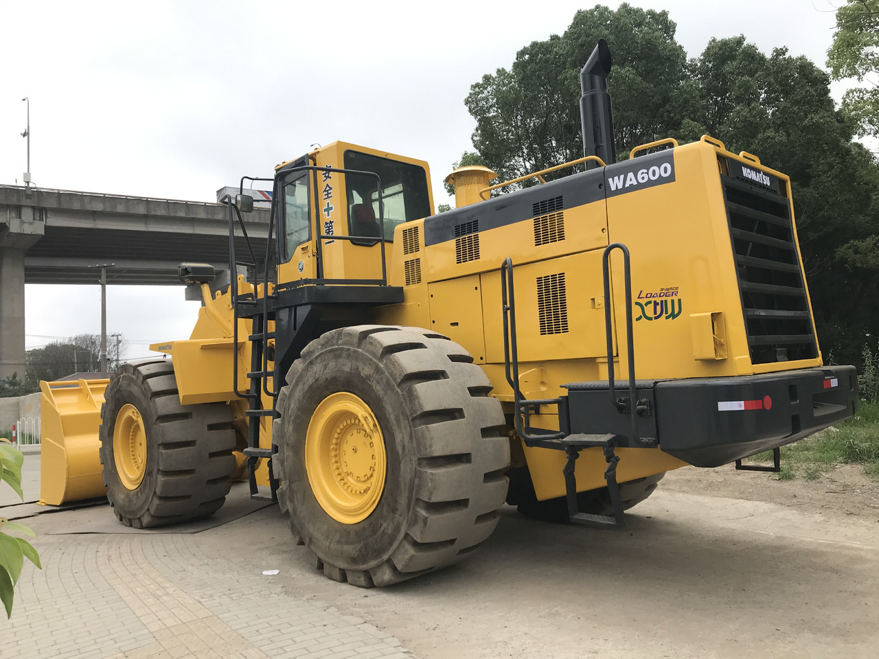 KOMATSU WA600-3 - Kolový nakladač: obrázek 4 KOMATSU WA600-3 - Kolový nakladač: obrázek 4