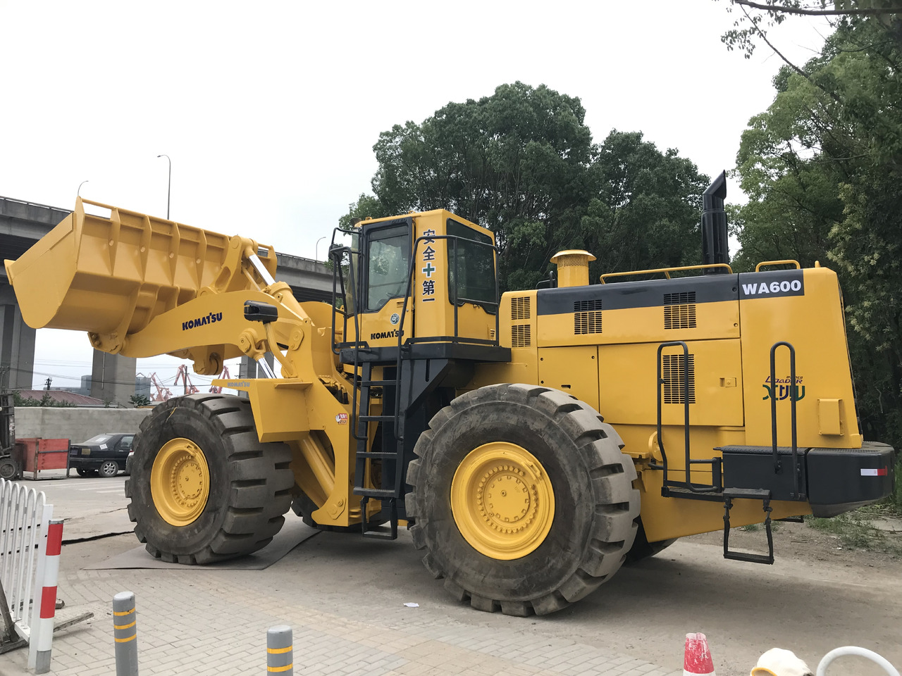 KOMATSU WA600-3 - Kolový nakladač: obrázek 3 KOMATSU WA600-3 - Kolový nakladač: obrázek 3