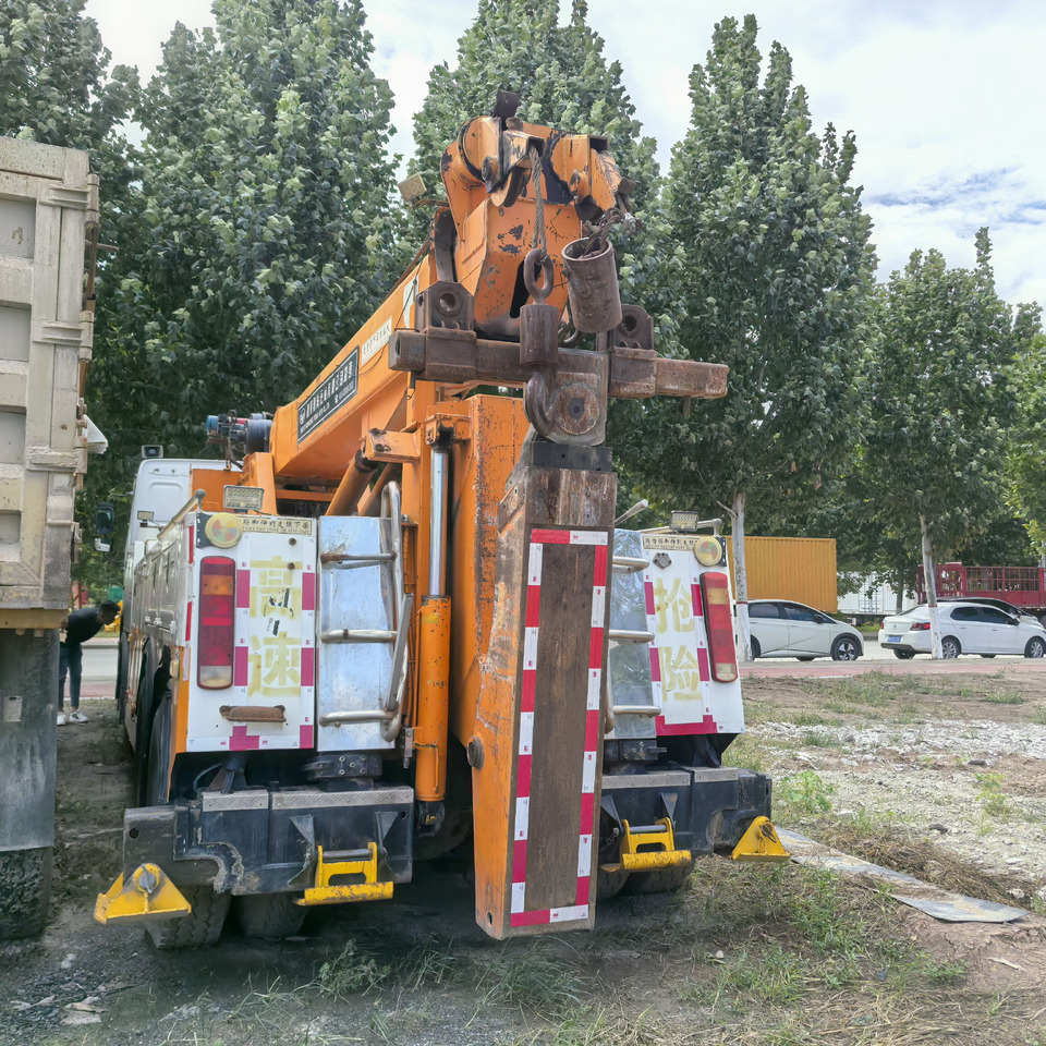 SINOTRUK Howo 8x4 - Auto s hydraulickou rukou: obrázek 4 SINOTRUK Howo 8x4 - Auto s hydraulickou rukou: obrázek 4