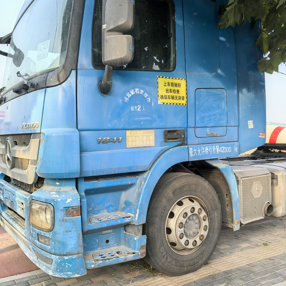 Mercedes-Benz 4x2-1841 - Tahač: obrázek 2 Mercedes-Benz 4x2-1841 - Tahač: obrázek 2