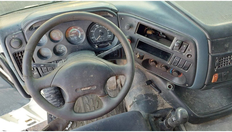 Interior photo 1: Tahač DAF XF 95.430 EURO 2 MANUAL GEARBOX