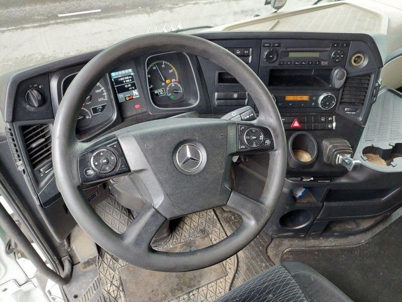 Interior photo 3: Tahač Mercedes-Benz Actros 1842